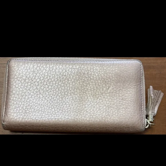 Gucci Pre Loved Embossed 'GGʻMetallic  ROSE GOLD COLOR Leather Wallet - Picture 2 of 7